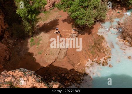 La gente esplora vicino alla base delle cascate Havasu. Supai, Arizona, Stati Uniti. Foto Stock