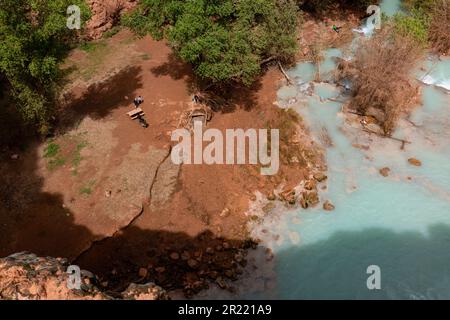 La gente esplora vicino alla base delle cascate Havasu. Supai, Arizona, Stati Uniti. Foto Stock