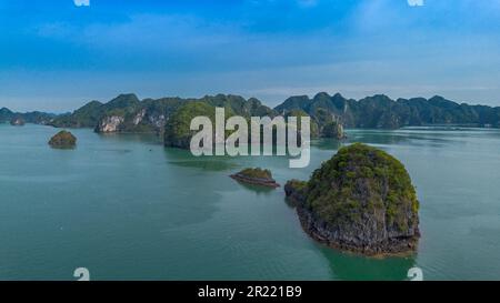 Veduta aerea della baia di ha Long, Vietnam in una giornata nuvolosa e buia. Sito patrimonio dell'umanità dell'UNESCO, famoso punto di riferimento, la destinazione più famosa del Vietnam Foto Stock