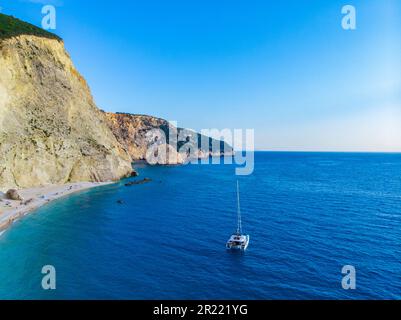 Grecia. L'isola di Lefkas. Costa del Mar Ionio. Spiaggia di Porto Katsiki. Popolare luogo turistico. Drone. Vista aerea Foto Stock