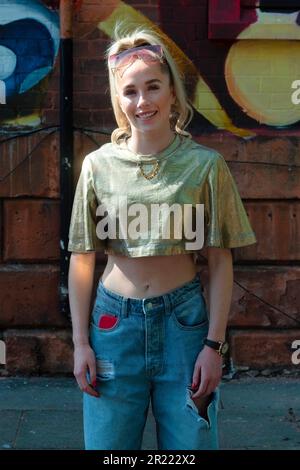 Liverpool, Regno Unito. 16th maggio, 2023. Missy Bo Kearns, calciatore professionista inglese, che gioca come centrocampista per il club della Super League femminile Liverpool, è visto al dipinto di se stessa da parte dell'artista Paul Curtis a Tancred Road, Liverpool. Uno scuser e lifelong Red, Kearns è stato sui libri del randello dall'età di otto anni ed ha progredito con successo attraverso le fila con Liverpool mentre inoltre è capped dall'Inghilterra al livello U23. Credit: SOPA Images Limited/Alamy Live News Foto Stock