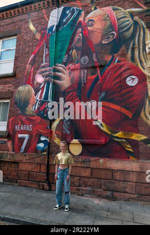 Liverpool, Regno Unito. 16th maggio, 2023. Missy Bo Kearns, calciatore professionista inglese, che gioca come centrocampista per il club della Super League femminile Liverpool, è visto al dipinto di se stessa da parte dell'artista Paul Curtis a Tancred Road, Liverpool. Uno scuser e lifelong Red, Kearns è stato sui libri del randello dall'età di otto anni ed ha progredito con successo attraverso le fila con Liverpool mentre inoltre è capped dall'Inghilterra al livello U23. Credit: SOPA Images Limited/Alamy Live News Foto Stock