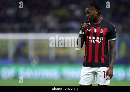 Milano, Italia. 16th maggio, 2023. Rafael Leao di AC Milan guarda avanti durante la semifinale di UEFA Champions League tra FC Internazionale e AC Milan allo Stadio Giuseppe Meazza il 16 maggio 2023 a Milano Italia . Credit: Marco Canoniero/Alamy Live News Foto Stock