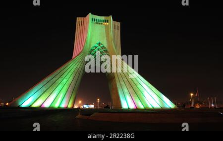 La Torre Azadi è un'attrazione turistica situata a Teheran, la capitale dell'Iran, ed è il simbolo della città. Foto Stock