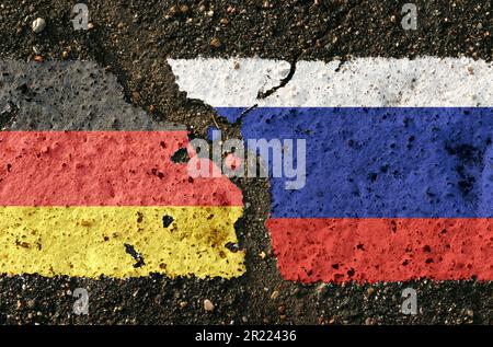 Sul marciapiede sono immagini delle bandiere di Germania e Russia, come simbolo di confronto. Immagine concettuale. Foto Stock