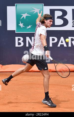 Foro Italico, Roma, Italia. 16th maggio, 2023. Torneo di tennis a Roma; Stefanos Tsitsipas torna su Sonego Credit: Action Plus Sports/Alamy Live News Foto Stock