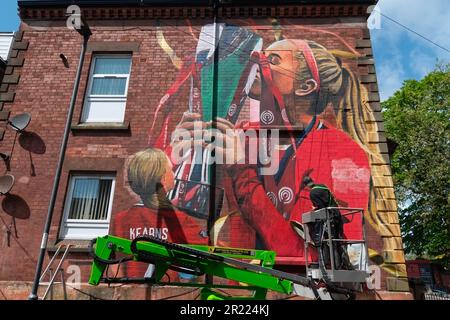 Liverpool, Regno Unito. 16th maggio, 2023. L'artista Paul Curtis aggiunge un tocco finale a una nuova arte murale del Liverpool FC Women's player Missy Bo Kearns a Tancred Road, Liverpool. Uno scuser e lifelong Red, Kearns è stato sui libri del randello dall'età di otto anni ed ha progredito con successo attraverso le fila con Liverpool mentre inoltre è capped dall'Inghilterra al livello U23. (Foto di Dave Rushen/SOPA Images/Sipa USA) Credit: Sipa USA/Alamy Live News Foto Stock