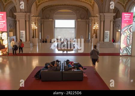 Barcellona, Spagna - Dicembre 26th 2019: Visitatori presso la lobby del Palau Nacional Building Barcellona, Spagna Foto Stock