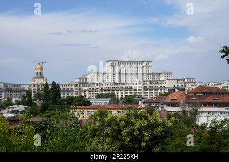 Paesaggio urbano a Bucarest con Palazzo del Parlamento e Cattedrale Nazionale in costruzione Foto Stock