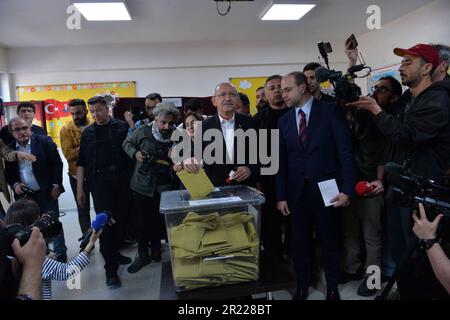 Ankara, T¨¹rkiye. 14th maggio, 2023. Kemal Kilicdaroglu (C), leader del blocco di opposizione a sei partiti, ha espresso il suo voto in un seggio elettorale ad Ankara, T¨¹rkiye, il 14 maggio 2023. Mentre le elezioni presidenziali di T¨¹rkiye si stanno dirigendo verso una prima fase di inscindizione, ci attendono sfide economiche chiave. Domare l'inflazione mantenendo la stabilità monetaria è vitale per l'economia del paese, hanno detto gli esperti. Credit: Mustafa Kaya/Xinhua/Alamy Live News Foto Stock