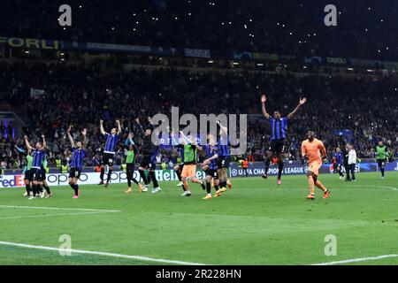 Milano, Italia. 16th maggio, 2023. I giocatori del FC Internazionale festeggiano dopo aver vinto la semifinale di UEFA Champions League tra FC Internazionale e AC Milan allo Stadio Giuseppe Meazza il 16 maggio 2023 a Milano Italia . Credit: Marco Canoniero/Alamy Live News Foto Stock