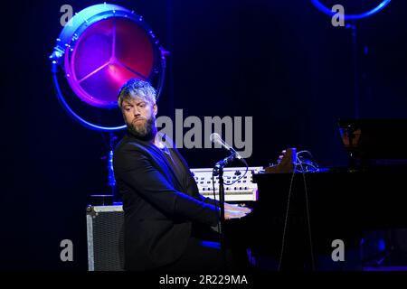 Tom Ashbrook suona sul palco durante le altre canzoni Live, al London Palladium. Data immagine: Martedì 16 maggio 2023. Foto Stock