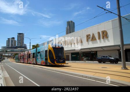 Tram che passa dalla Fiera dell'Australia, G:LINK, Gold Coast Light Rail, Gold Coast, Queensland, Australia. Foto Stock