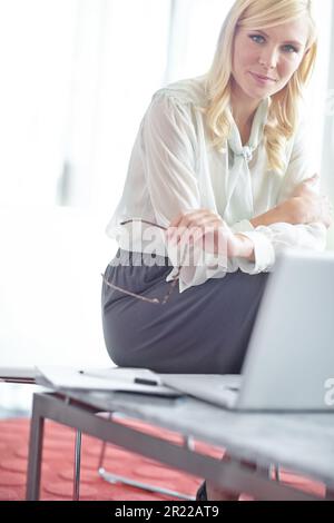 Shes un esecutivo sicuro. Ritratto di una donna sorridente che è seduta sulla sua scrivania di fronte al suo notebook con spazio per il copyspace. Foto Stock