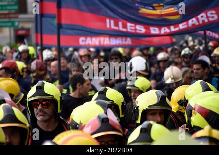 Madrid, Spagna. 16th maggio, 2023. Durante la manifestazione, i manifestanti hanno visto indossare un casco regolamentare davanti alla sede del Partito Socialista dei lavoratori Spagnoli. I vigili del fuoco si sono manifestati per protestare nelle strade di Madrid contro le condizioni di lavoro imposte loro dal governo spagnolo. Credit: SOPA Images Limited/Alamy Live News Foto Stock