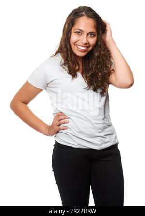 Shes positivamente casual. Studio shot di una donna attraente che posa su uno sfondo bianco. Foto Stock