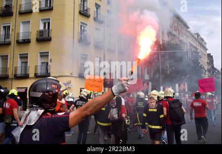 Madrid, Spagna. 16th maggio, 2023. Durante la dimostrazione, un protester tiene la fiamma del fumo. I vigili del fuoco si sono manifestati per protestare nelle strade di Madrid contro le condizioni di lavoro imposte loro dal governo spagnolo. Credit: SOPA Images Limited/Alamy Live News Foto Stock