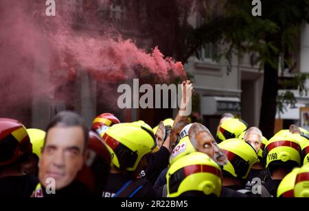 Madrid, Spagna. 16th maggio, 2023. Durante la manifestazione, i manifestanti hanno visto indossare un casco regolamentare davanti alla sede del Partito Socialista dei lavoratori Spagnoli. I vigili del fuoco si sono manifestati per protestare nelle strade di Madrid contro le condizioni di lavoro imposte loro dal governo spagnolo. Credit: SOPA Images Limited/Alamy Live News Foto Stock