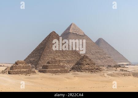 Il complesso piramidale di Giza chiamato anche la necropoli di Giza contro il cielo blu Foto Stock