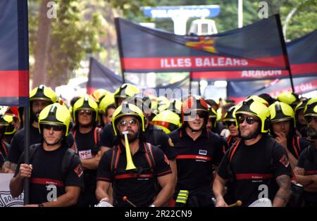 Madrid, Spagna. 16th maggio, 2023. Durante la manifestazione, i manifestanti hanno visto indossare un casco regolamentare davanti alla sede del Partito Socialista dei lavoratori Spagnoli. I vigili del fuoco si sono manifestati per protestare nelle strade di Madrid contro le condizioni di lavoro imposte loro dal governo spagnolo. (Foto di Richard Zubelzu/SOPA Images/Sipa USA) Credit: Sipa USA/Alamy Live News Foto Stock