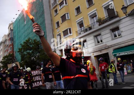 Madrid, Spagna. 16th maggio, 2023. Durante la dimostrazione, un protester tiene la fiamma del fumo. I vigili del fuoco si sono manifestati per protestare nelle strade di Madrid contro le condizioni di lavoro imposte loro dal governo spagnolo. (Foto di Richard Zubelzu/SOPA Images/Sipa USA) Credit: Sipa USA/Alamy Live News Foto Stock