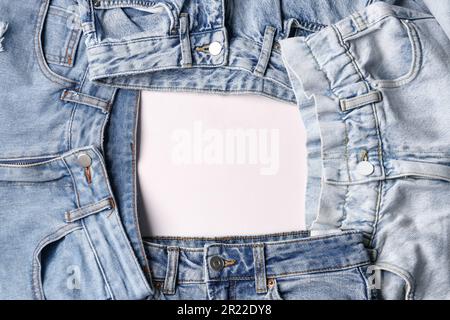 Cornice in jeans denim diversi ed eleganti su sfondo bianco Foto Stock