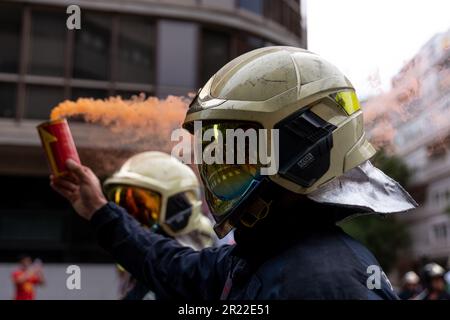 Madrid, Spagna. 16th maggio, 2023. Durante la dimostrazione, un vigile del fuoco tiene un bagliore di fumo rosso. Dimostrazione dei vigili del fuoco spagnoli organizzata dalla Professional Firefighters Union (CUBP). I vigili del fuoco hanno annunciato che chiederanno l'approvazione di una legge quadro che distingua le loro funzioni e poteri, poiché hanno assicurato che attualmente ci sono molte comunità autonome che non hanno leggi che regolano la loro attività, lasciandole non protette. Credit: SOPA Images Limited/Alamy Live News Foto Stock