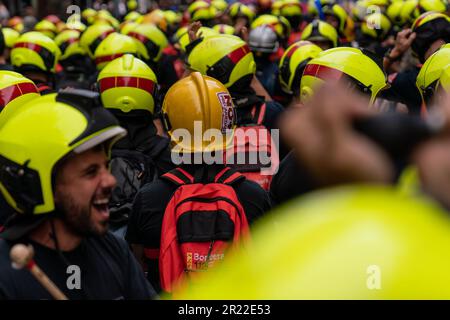 Madrid, Spagna. 16th maggio, 2023. I vigili del fuoco hanno visto indossare i caschi durante la dimostrazione. Dimostrazione dei vigili del fuoco spagnoli organizzata dalla Professional Firefighters Union (CUBP). I vigili del fuoco hanno annunciato che chiederanno l'approvazione di una legge quadro che distingua le loro funzioni e poteri, poiché hanno assicurato che attualmente ci sono molte comunità autonome che non hanno leggi che regolano la loro attività, lasciandole non protette. Credit: SOPA Images Limited/Alamy Live News Foto Stock