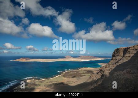 La Graciosa e le isole rocciose intorno a Montana Clara, vista da Guinate, Isole Canarie, Lanzarote, Haria Foto Stock