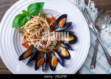 Cozze linquine con aglio e peperoni rossi. Sopra lo scatto. Foto Stock