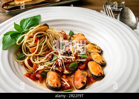 Cozze linquine con aglio e peperoni rossi. Sopra lo scatto. Foto Stock