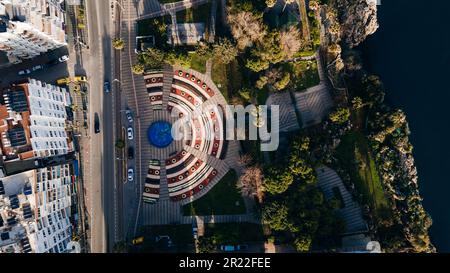 Fotografia aerea della baia di Antalya nella città di Antalya dal punto più alto del drone volare in giornata di sole in Turchia. Foto di alta qualità Foto Stock