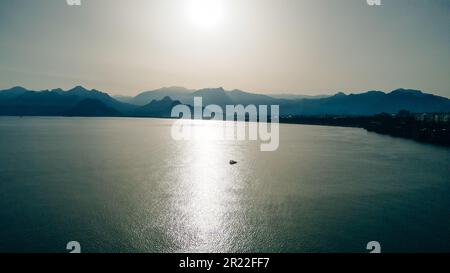 Splendido paesaggio di montagna con tramonto sulle montagne del Toro dalla cima del monte Tahtali vicino a Kemer, Antalya. Foto di alta qualità Foto Stock