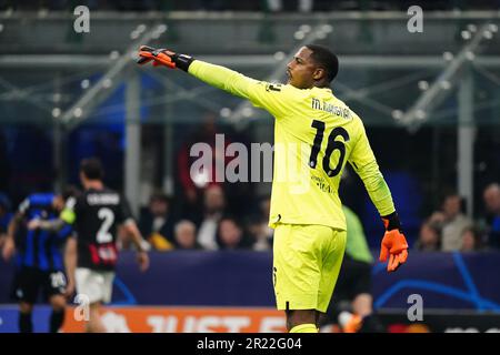 Milano, Italia - 16/05/2023, Mike Maignan (AC Milan) in occasione della UEFA Champions League, semifinale, 2nd tappa di calcio tra FC Internazionale e AC Milan il 16 maggio 2023 allo stadio Giuseppe Meazza di Milano - Credit: Luca Rossini/e-Mage/Alamy Live News Foto Stock