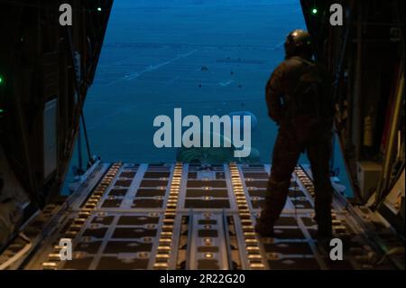 Tecnico. Chris Soto, 815th Airlift Squadron loadmaster, rilascia cinque pallet di Royal Netherlands Army cargo sulla Grecia 12 maggio 2023. Il 815th AS, assegnato alla 403rd Wing della Air Force Reserve presso la Keesler Air Force base, Miss., ha viaggiato attraverso l'Atlantico per partecipare negli Stati Uniti IL DEFENDER 23 del comando europeo esercita la risposta di Swift. La risposta rapida serve a dimostrare le capacità della forza di risposta globale, convalidando la capacità dell’USEUCOM di inviare forze in aree designate, migliorando al contempo l’interoperabilità aerea tra gli alleati della NATO. (STATI UNITI Foto Air Force di Tech. SGT. Kristen Pittman Foto Stock