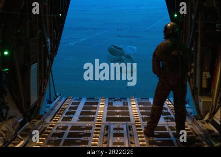 Tecnico. Chris Soto, 815th Airlift Squadron loadmaster, rilascia cinque pallet di Royal Netherlands Army cargo sulla Grecia 12 maggio 2023. Il 815th AS, assegnato alla 403rd Wing della Air Force Reserve presso la Keesler Air Force base, Miss., ha viaggiato attraverso l'Atlantico per partecipare negli Stati Uniti IL DEFENDER 23 del comando europeo esercita la risposta di Swift. La risposta rapida serve a dimostrare le capacità della forza di risposta globale, convalidando la capacità dell’USEUCOM di inviare forze in aree designate, migliorando al contempo l’interoperabilità aerea tra gli alleati della NATO. (STATI UNITI Foto Air Force di Tech. SGT. Kristen Pittman Foto Stock