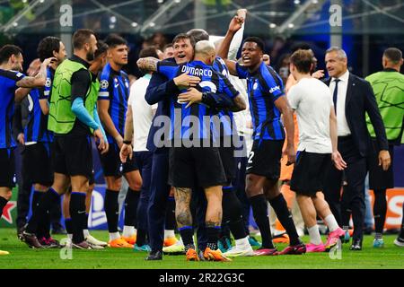 Milano, Italia - 16/05/2023, Javier Zanetti (FC Inter) e Federico Dimarco (FC Inter) festeggiano la vittoria della partita durante la UEFA Champions League, le semifinali, la partita di calcio a 2nd gambe tra FC Internazionale e AC Milan il 16 maggio 2023 allo stadio Giuseppe Meazza di Milano - Credit: Luca Rossini/e-Mage/Alamy Live News Foto Stock