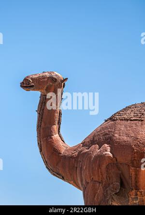 Borrego Springs, CA, USA - 24 aprile 2023: Testa di dromedario gigante in metallo arrugginito marrone e statua del collo che si cela contro il cielo blu. Foto Stock