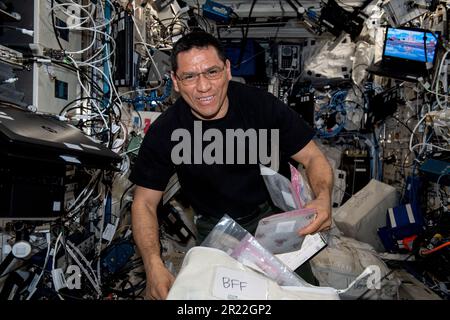 Atmosfera terrestre. 2nd maggio, 2023. Astronauta della NASA e spedizione 69 il Flight Engineer Frank Rubio disimballa gli attrezzi che userà per sostituire e installare componenti all'interno dell'impianto di BioFabrication, un dispositivo di ricerca progettato per stampare tessuti organo-simili in microgravità e imparare a produrre organi umani interi e pienamente funzionanti nello spazio. Credit: NASA/ZUMA Press Wire Service/ZUMAPRESS.com/Alamy Live News Foto Stock