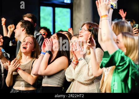 Breda, Paesi Bassi, 15/05/2023, i tifosi allietano il fatto che la band Ucraina GO A si esibisce durante la notte chiamata 'upport vicenda'. La band Ucraina GO A, suonò esclusivamente per studenti ucraini all'Università di Scienze applicate di Breda. La band voleva riunire gli studenti ucraini durante la notte per sostenersi a vicenda. Nel corso dell'evento è stata effettuata una raccolta volontaria di fondi per il sostegno dell'Ucraina, tutti donati alla Fondazione "Sails of Freedom" nei Paesi Bassi. L'esecuzione benefica è stata possibile con il sostegno del rettore dell'Università di Scienze applicate di Breda e della t Foto Stock