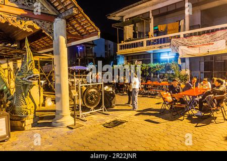 CHIANG mai, THAILANDIA - 8 DICEMBRE 2019: Mercato di Domenica notte ai terreni del tempio Wat Muen LAN a Chiang mai, Thailandia Foto Stock