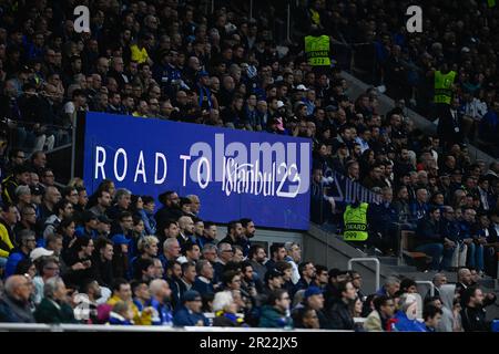 Milano, Italia, 16th maggio 2023, i tifosi del FC Inter si sono reati a Istanbul 2023 durante la semifinale della UEFA Champions League tra l'Inter FC Internazionale e l'AC Milan, il 16th maggio 2023, allo stadio Giuseppe Meazza di San Siro Siro a Milano. Foto Tiziano Ballabio Foto Stock