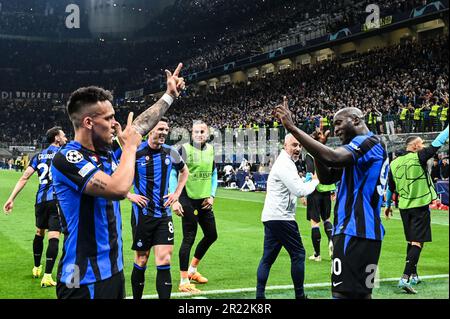 Milano, Italia. 16/05/2023, Lautaro Martinez del FC Inter e Romelu Lukaku del FC Inter festeggiano dopo un gol durante la semifinale della UEFA Champions League di seconda tappa tra Inter FC Internazionale e AC Milan, il 16th maggio 2023, allo stadio Giuseppe Meazza - San Siro Siro a Milano. Foto Tiziano Ballabio Foto Stock