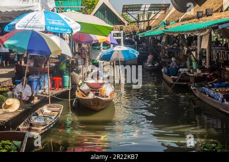 BANGKOK, THAILANDIA - 14 DICEMBRE 2019: Vista del mercato galleggiante di Taling Chan a Bangkok, Thailandia Foto Stock