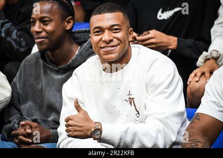 Levallois-Perret, Francia, Francia. 16th maggio, 2023. Kylian MBAPPE di PSG durante la partita Betclic Elite tra Metropolitans 92 (Boulogne-Levallois) e Paris Basketball al Palais des Sports Marcel Cernan il 16 maggio 2023 a Levallois-Perret, Francia. (Credit Image: © Matthieu Mirville/ZUMA Press Wire) SOLO PER USO EDITORIALE! Non per USO commerciale! Foto Stock