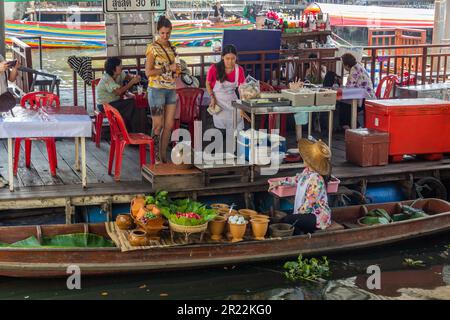 BANGKOK, THAILANDIA - 14 DICEMBRE 2019: Mercato galleggiante di Taling Chan a Bangkok, Thailandia Foto Stock