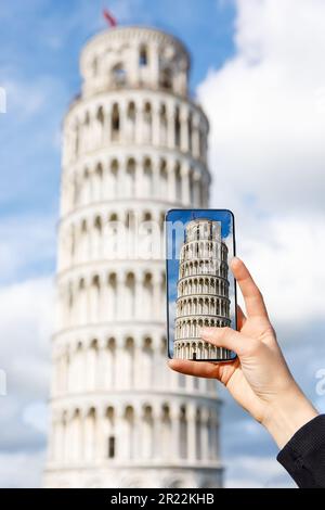 Scattare una foto mobile della Torre di Pisa inclinata durante le vacanze in Italia. Foto Stock