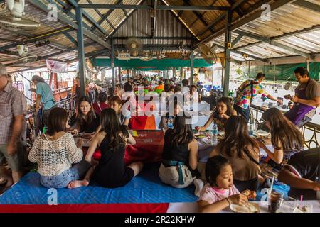 BANGKOK, THAILANDIA - 14 DICEMBRE 2019: Vista del mercato galleggiante di Taling Chan a Bangkok, Thailandia Foto Stock