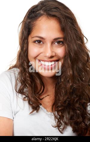 Shes positivamente casual. Studio shot di una donna attraente che posa su uno sfondo bianco. Foto Stock