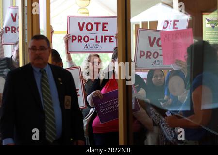 Raleigh, Carolina del Nord, Stati Uniti. 16th maggio, 2023. Nuove restrizioni sugli aborti nel North Carolina sono passate mentre l’Assemblea Generale della supermaggioranza repubblicana del North Carolina ha votato per scavalcare il Democratic Gov. Il veto di Roy Cooper sul disegno di legge del Senato 20. La legge statale attualmente vieta quasi tutti gli aborti dopo 20 settimane di gravidanza. A partire da luglio 1, la restrizione sarebbe stata limitata a 12 settimane. (Credit Image: © Bob Karp/ZUMA Press Wire) SOLO PER USO EDITORIALE! Non per USO commerciale! Foto Stock